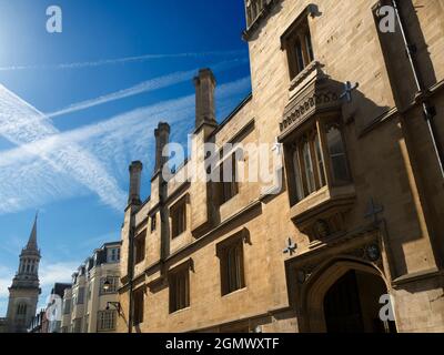 Die Turl Street verbindet zwei der Hauptverkehrsstraßen von Oxford - die High Street und die Broad Street. Es enthält nicht weniger als drei historische Hochschulen - Jesus, Stockfoto