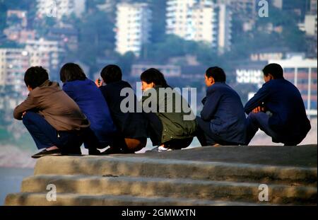 Chongqing, Sichuan, China - Dezember 1997 Wanderarbeiter, die unterwegs arbeiten und auf ihre Anstellung warten, waren früher eines der größten sozialen Probleme Chinas Stockfoto