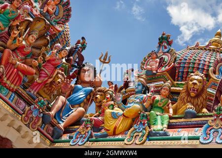 Der Sri Mariamman Tempel ist Singapurs ältester Hindu-Tempel. Es ist ein agamischer Tempel, der im dravidischen Stil erbaut wurde. Das Hotel liegt in der Innenstadt von Chinatown d Stockfoto