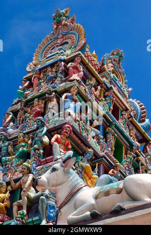 Singapur - 1. April 2011; der Sri Mariamman Tempel ist Singapurs ältester Hindu-Tempel. Es ist ein agamischer Tempel, der im dravidischen Stil erbaut wurde. Befindet sich i Stockfoto