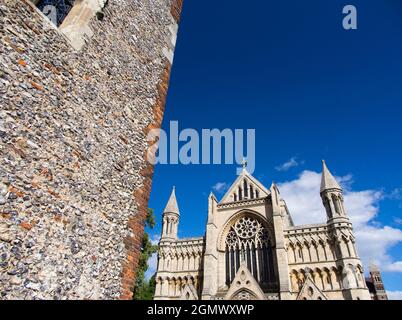 Die St Albans Cathedral hat das längste Kirchenschiff (84 m, 276 Fuß) aller Kathedralen in England. Obwohl ein Großteil der Architektur aus normannischer Zeit stammt, war es das Stockfoto