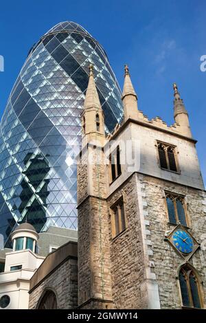 Alt und neu - architektonische Kontraste in der City of London. Der 41-stöckige Wolkenkratzer von 30 St Mary Axe - allgemein bekannt als die Gherkin - ist eine Fut Stockfoto