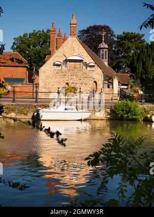 Abingdon, England - 29. Juli 2018; eine Person im Blick. Saint Helen's Wharf ist ein bekannter Schönheitsort an der Themse, direkt oberhalb des mittelalterlichen Stadttals Stockfoto