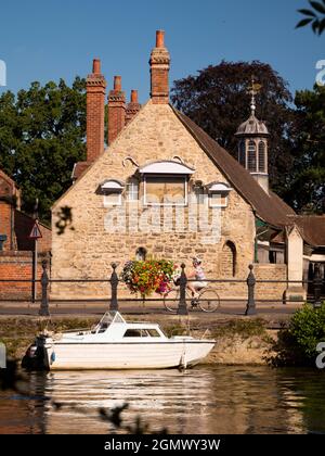 Abingdon, England - 29. Juli 2018; eine Person mit dem Fahrrad im Blick. Saint Helen's Wharf ist ein bekannter Schönheitsort an der Themse, direkt stromaufwärts von t Stockfoto