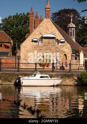 Abingdon, England - 29. Juli 2018; zwei Menschen im Blick. Saint Helen's Wharf ist ein bekannter Schönheitsort an der Themse, direkt oberhalb der medieva Stockfoto