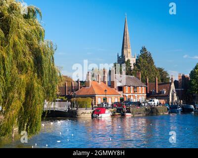 Abingdon, England - 9. Oktober 2018 Saint Helen's Wharf ist ein bekannter Ort an der Themse, direkt oberhalb der mittelalterlichen Brücke von Abingdon Stockfoto