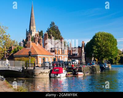 Abingdon, England - 9. Oktober 2018 Saint Helen's Wharf ist ein bekannter Ort an der Themse, direkt oberhalb der mittelalterlichen Brücke von Abingdon Stockfoto