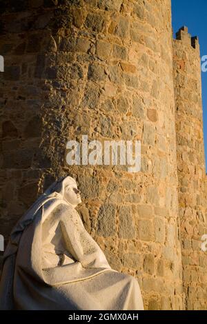 Statue der heiligen Teresa vor den Mauern von Ávila, Spanien 2Ávila, Spanien - 20. September 2008; keine Menschen im Blick. Der intakte - und schwer dicke - ston Stockfoto