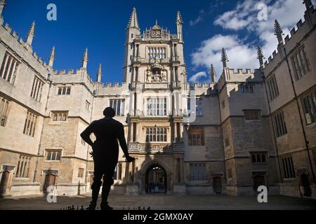 Die historische Bodleian Library ist die wichtigste Forschungsbibliothek der University of Oxford. Es stammt zum Teil aus dem 14. Jahrhundert und ist eines der Stockfoto