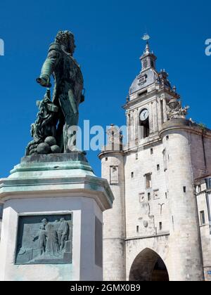 La Rochelle, Frankreich - 7. September 2015; keine Menschen im Blick. Bronzestatue zum Admiral Duperr und Tor zum Uhrturm zur Altstadt von La Rochelle, Franc Stockfoto