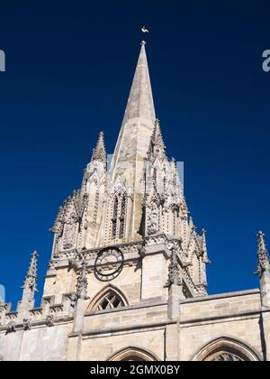 Oxford, England - 27. September 2018 die University Church of St Mary the Virgin ist eine prominente Oxford-Kirche auf der Nordseite des High Stockfoto