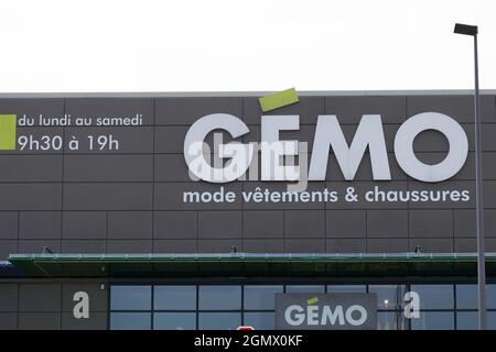 Bordeaux , Aquitaine Frankreich - 09 10 2021 : Gemo Logo Zeichen und Text Store Marke Street Shop Kleidung französisch Unternehmen Stockfoto