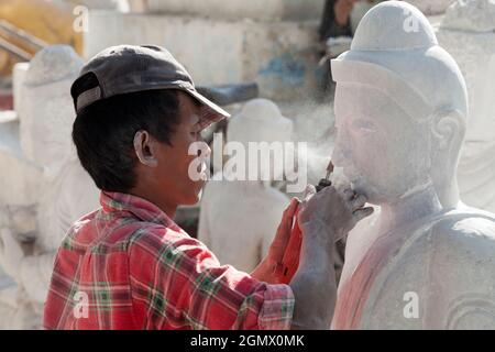 Mandalay, Myanmar - 25. Januar 2013; dieser erfahrene Handwerker ist eine Massenproduktion von Buddha-Statuen. Nun, jemand muss es tun! Stockfoto