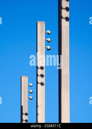 Oxford, England - 2008 isoliert von einem überladen Hintergrund im geschäftigen Oxford, machen diese modernen Straßenlaternen am Bonner Platz einen fesselndem abstrakten Statem Stockfoto