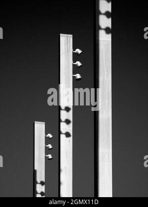 Oxford, England - 2008 isoliert von einem überladen Hintergrund im geschäftigen Oxford, machen diese modernen Straßenlaternen am Bonner Platz einen fesselndem abstrakten Statem Stockfoto