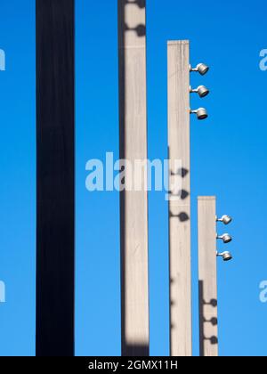 Oxford, England - 2008 isoliert von einem überladen Hintergrund im geschäftigen Oxford, machen diese modernen Straßenlaternen am Bonner Platz einen fesselndem abstrakten Statem Stockfoto