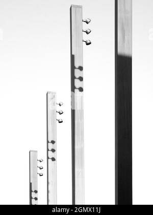 Oxford, England - 2008 isoliert von einem überladen Hintergrund im geschäftigen Oxford, machen diese modernen Straßenlaternen am Bonner Platz einen fesselndem abstrakten Statem Stockfoto