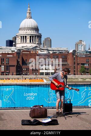 London, England - 24. August 2012 Eine berühmte und sofort erkennbare Kulisse für diesen Londoner Straßenkünstler! Stockfoto
