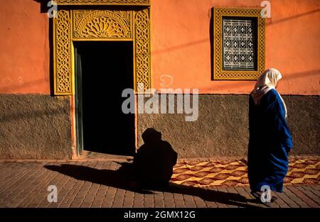 Marrakesch, Marokko - Februar 2004; eine alltägliche, aber zeitlose Straßenszene in der farbenfrohen und pulsierenden Stadt Marrakesch, Marokko. Das ist die Medina, Stockfoto