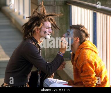 London, England - 30. Januar 2003; zwei Straßenkünstler in Schuss; das Gebiet des Waterloo Embankment zwischen dem London Eye und dem South Bank Arts Comp Stockfoto
