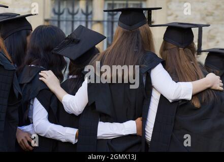 Oxford, England - 2018; jedes Jahr gibt es eine Immatrikulationszeremonie für Studenten der Universität Oxford, komplett mit Pomp, Ritual und viel Freude. Hier Stockfoto