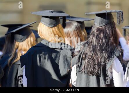 Oxford, England - 2018; jedes Jahr gibt es eine Immatrikulationszeremonie für Studenten der Universität Oxford, komplett mit Pomp, Ritual und viel Freude. Hier Stockfoto