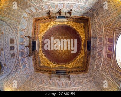 Der Alcazar von Sevilla, Spanien, ist ein wunderschöner und historischer Königspalast, der ursprünglich von maurischen Königen im 14. Jahrhundert erbaut wurde. Es ist ein Meister Stockfoto