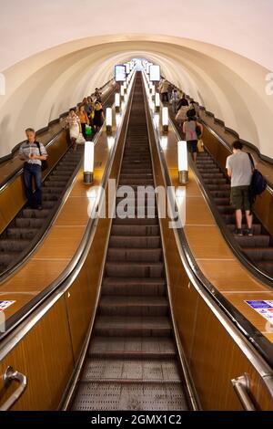 St. Petersburg, Russland - 12. Juni 2011; Gruppe von Menschen im Blick. Das U-Bahnsystem von St. Petersburg ist nicht ganz so üppig wie das Prestige und die Propagand von Moskau Stockfoto