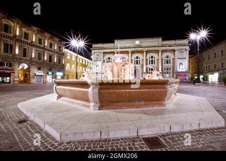 Menschen Auf Dem Platz, Brunnen, Nachtlandschaft, Pesaro, Marken, Italien, Europa Stockfoto