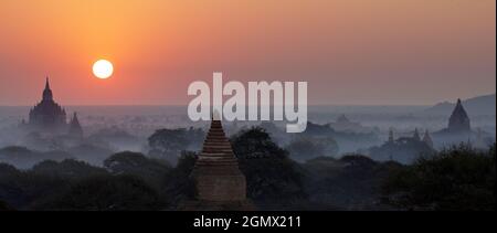 Bagan, Myanmar - 29. Januar 2013. Strahlender Sonnenaufgang über den Pagoden des Bagan Valley in Mandalay, Myanmar. Vom 9. Bis 13. Jahrhundert, die Stadt Stockfoto