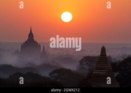 Bagan, Myanmar - 29. Januar 2013. Strahlender Sonnenaufgang über den Pagoden des Bagan Valley in Mandalay, Myanmar. Vom 9. Bis 13. Jahrhundert, die Stadt Stockfoto