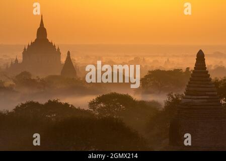 Bagan, Myanmar - 29. Januar 2013. Strahlender Sonnenaufgang über den Pagoden des Bagan Valley in Mandalay, Myanmar. Vom 9. Bis 13. Jahrhundert, die Stadt Stockfoto