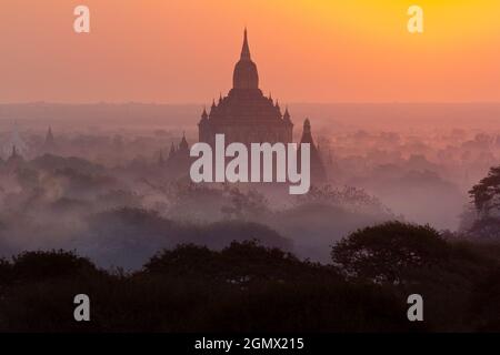 Bagan, Myanmar - 29. Januar 2013. Strahlender Sonnenaufgang über den Pagoden des Bagan Valley in Mandalay, Myanmar. Vom 9. Bis 13. Jahrhundert, die Stadt Stockfoto