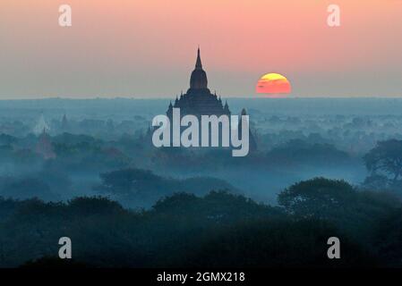 Bagan, Myanmar - 29. Januar 2013. Strahlender Sonnenaufgang über den Pagoden des Bagan Valley in Mandalay, Myanmar. Vom 9. Bis 13. Jahrhundert, die Stadt Stockfoto