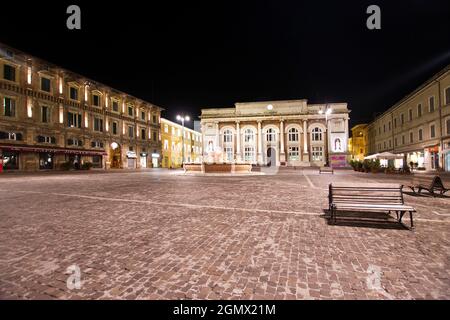 Menschen Auf Dem Platz, Brunnen, Nachtlandschaft, Pesaro, Marken, Italien, Europa Stockfoto