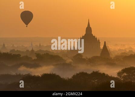 Bagan, Myanmar - 29. Januar 2013. Strahlender Sonnenaufgang über den Pagoden des Bagan Valley in Mandalay, Myanmar. Vom 9. Bis 13. Jahrhundert, die Stadt Stockfoto