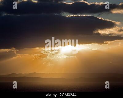 Mittelmeerkreuzfahrt - 2013. Juni; Sonnenuntergang bei stürmischem Wetter auf Sardinien, Italien- geschossen auf einer Mittelmeerkreuzfahrt. Stockfoto