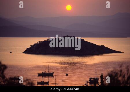 Napflion, Griechenland - Juni 1999; alles ist ruhig, wenn die Sonne über den Peleponnes Inseln in Griechenland untergeht. Blick von den Hügeln über Napflion Harbour. Stockfoto