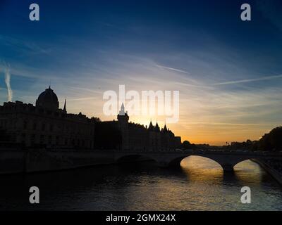 Paris, Frankreich - 20. September , 2018 die seine und ihre malerischen Brücken sind eines der Highlights jeder Reise nach Paris, Frankreich. H Stockfoto