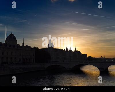 Paris, Frankreich - 20. September , 2018 die seine und ihre malerischen Brücken sind eines der Highlights jeder Reise nach Paris, Frankreich. H Stockfoto