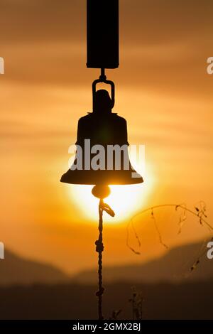 Dambulla, Sri Lanka - 9. Februar 2014 Es gibt etwas äußerst eindrucksvolles an einem Glockengeläut bei Sonnenuntergang, am Sterben des Tages... Stockfoto