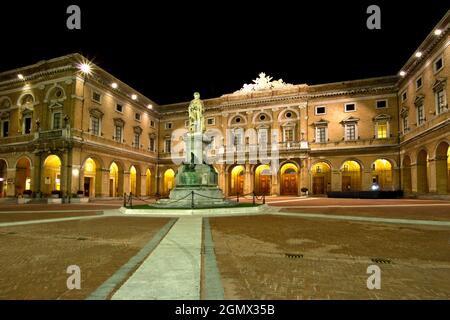Dorf, Nachtlandschaft, Giacomo Leopardi Platz, Recanati, Macerata, Marken, Italien, Europa Stockfoto