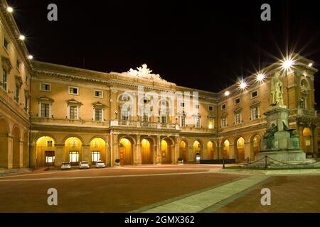 Dorf, Nachtlandschaft, Giacomo Leopardi Platz, Recanati, Macerata, Marken, Italien, Europa Stockfoto