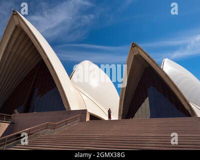 Sydney, Australien - 16/17. Februar 2109; eine Person im Blick Das 1973 eröffnete Opernhaus von Sydney wurde zu einem der ikonischen Gebäude des 20. Jahrhunderts Stockfoto