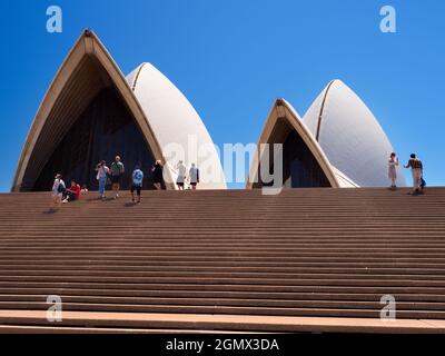 Sydney, Australien - 16/17. Februar 2109; viele Touristen in Schuss. Das 1973 eröffnete Opernhaus von Sydney wurde zu einem der ikonischen Gebäude der Stockfoto
