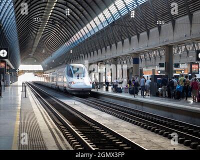 Sevilla, Spanien - 16. Juni 2016; Pendler in Sicht; vor COVID. Der Bahnhof Sevilla-Santa Justa ist der Hauptterminus von Sevilla, Andalusien. Es war o Stockfoto