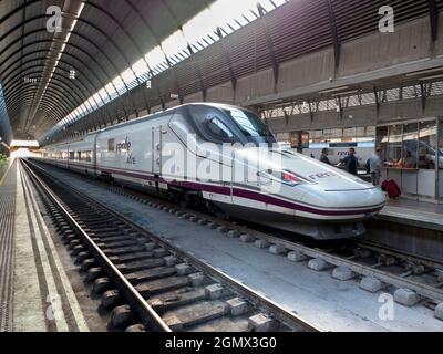 Sevilla, Spanien - 16. Juni 2016; Pendler in Sicht; vor COVID. Der Bahnhof Sevilla-Santa Justa ist der Hauptterminus von Sevilla, Andalusien. Es war o Stockfoto