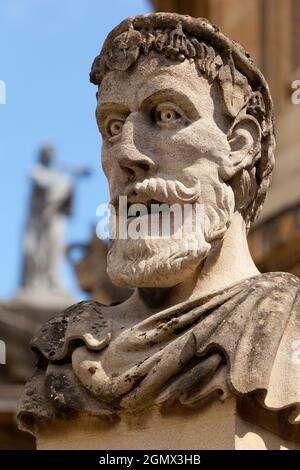 Oxford, England - 2010; Diese Büsten der alten klassischen Philosophen, genannt termains, schmücken die Außenwände des Sheldonian Theatre, ein archite Stockfoto