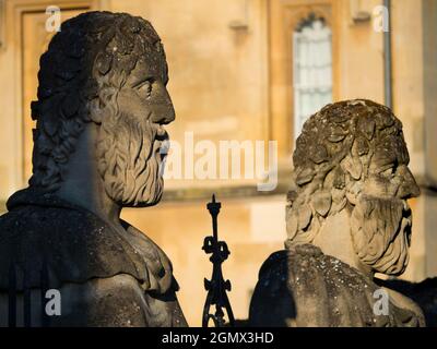 Oxford, England - 2021; Diese Büsten der alten klassischen Philosophen, genannt termains, schmücken die Außenwände des Sheldonian Theatre, ein archite Stockfoto