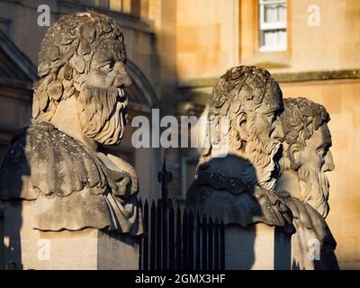 Oxford, England - 2021; Diese Büsten der alten klassischen Philosophen, genannt termains, schmücken die Außenwände des Sheldonian Theatre, ein archite Stockfoto